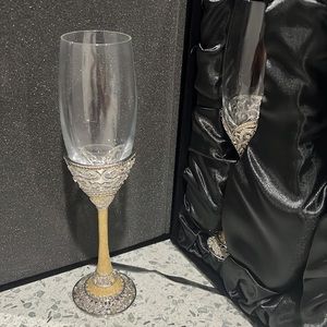 Wedding Champagne glasses comes in a pair in a beautiful protected box.